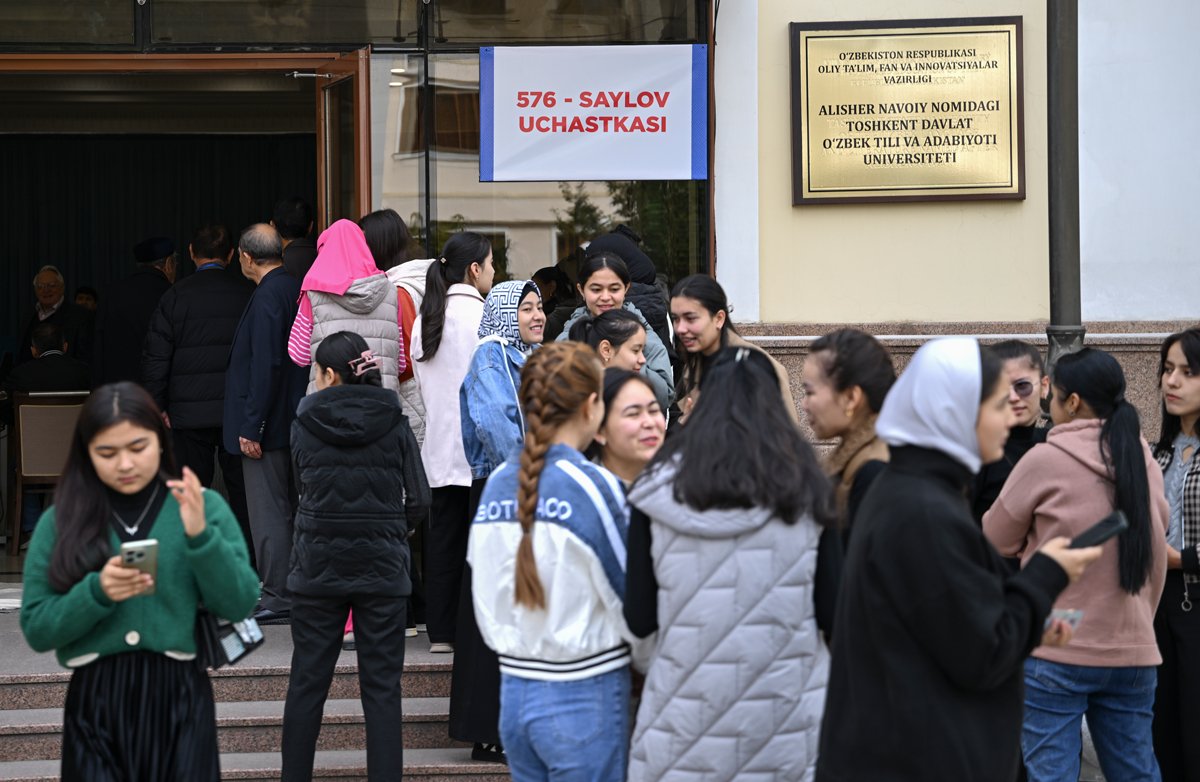 Очередь перед избирательном участком, Ташкент, 27 октября 2024 года. Фото: EPA-EFE