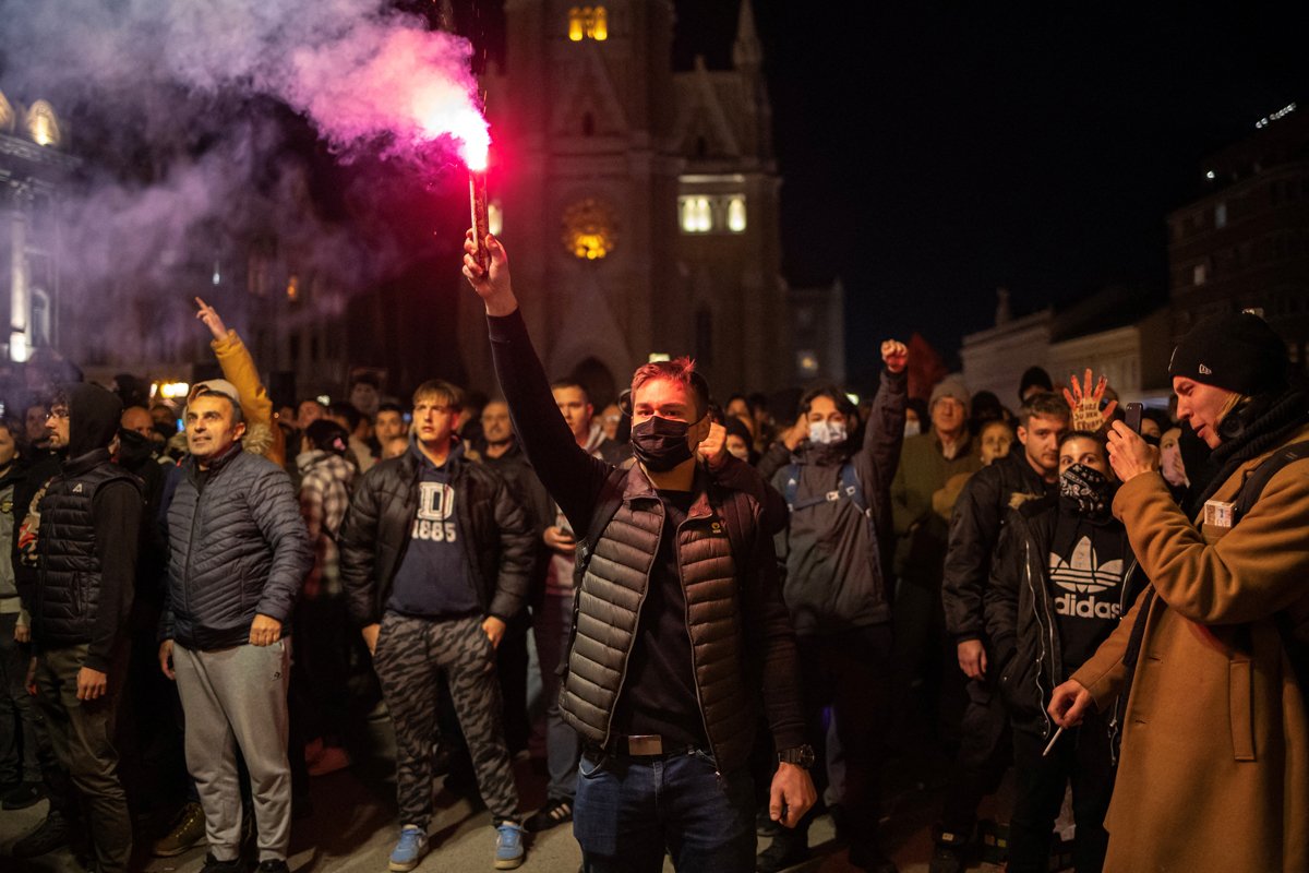 Демонстранты жгут факелы во время акции протеста после обрушения козырька вокзала в городе Нови-Сад, перед зданием мэрии Нови-Сада, Сербия, 5 ноября 2024 года. Фото: Marko Djurica / Reuters / Scanpix / LETA