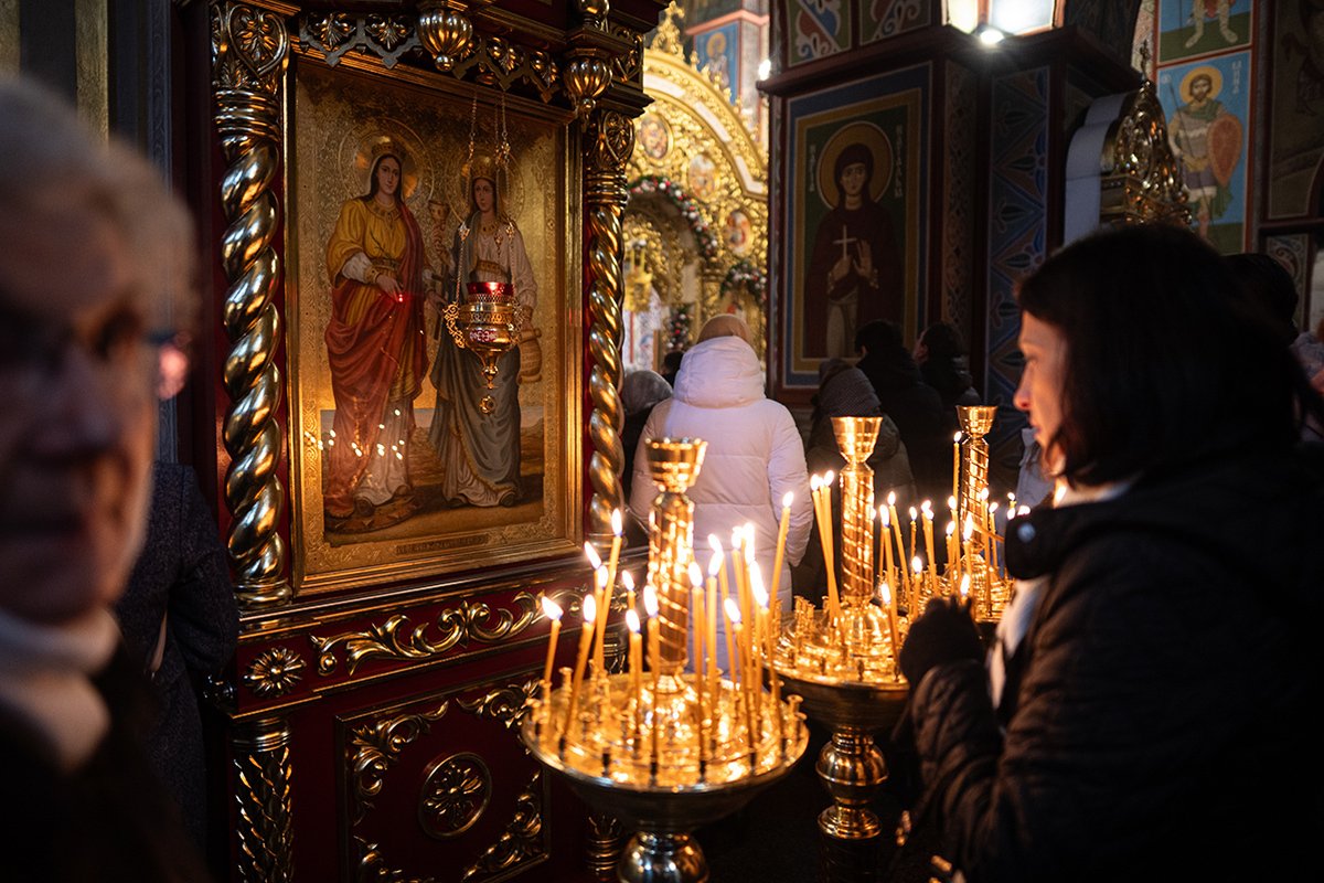 Киевляне на рождественской службе в Софийском соборе в центре Киева, 25 декабря 2023 года. Фото: Данил Антонюк / Anadolu / Getty Images