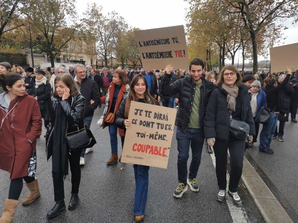 Участница митинга с цитатой из Василия Гроссмана : «[Скажи мне, в чем ты обвиняешь евреев], и я скажу, в чем ты сам виноват». Фото: Юрий Сафронов / специально для «Новой-Европа».