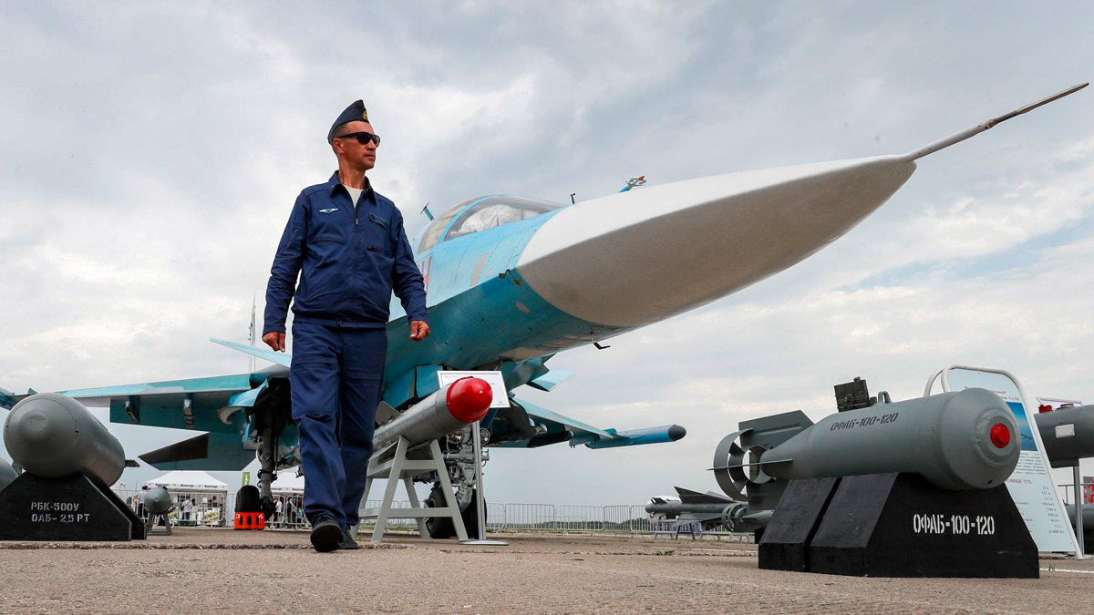 СУ-34 во время выставки авиационной техники на военно-техническом форуме «Армия-2023» в подмосковной Кубинке, 18 августа 2023 года. Фото: Юрий Кочетков / EPA-EFE