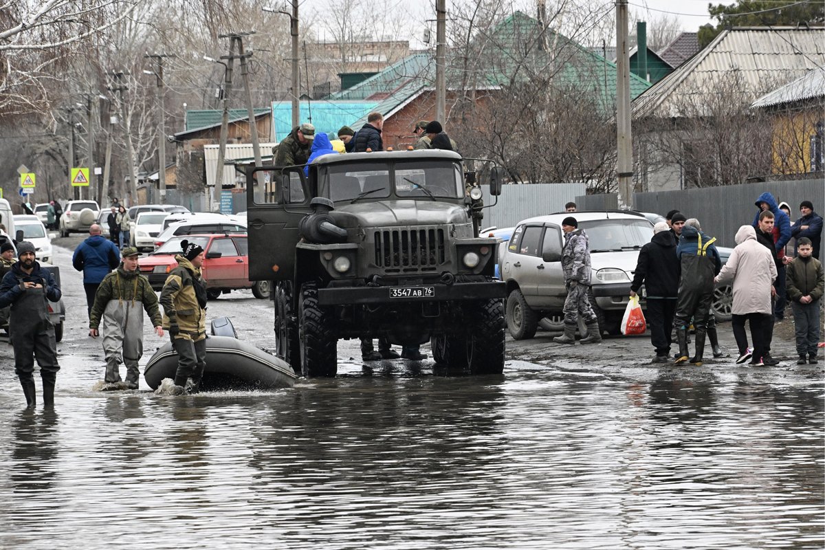 Жители Орска и сотрудники коммунальных служб передвигаются по улицам города, 8 апреля 2024 года. Фото: Анатолий Жданов / Коммерсантъ / Sipa USA / Vida Press