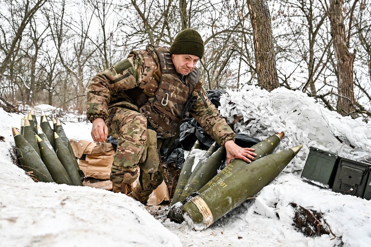 Военнослужащий украинской армии у гаубичных снарядов на Запорожском направлении, 14 января 2024 года. Фото: Дмитрий Смолиенко / Укринформ / Future Publishing / Getty Images