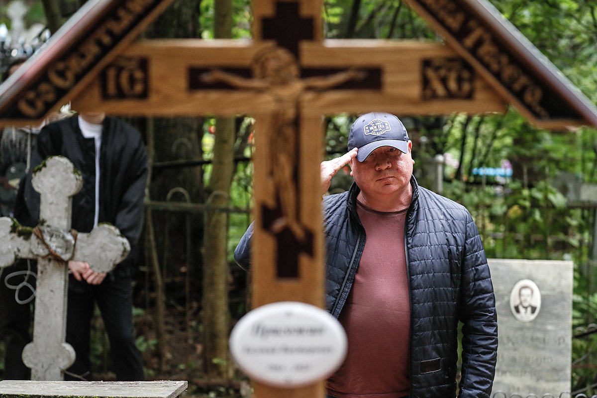 На могиле Евгения Пригожина на Пороховском кладбище в Санкт-Петербурге, Россия, 30 августа 2023 года. Фото: Анатолий Мальцев / EPA-EFE