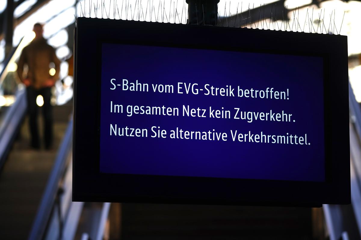 Сообщение на информационном табло на главном вокзале Берлина: «Городская железнодорожная станция под забастовкой. Нет движения поездов по всей сети. Используйте альтернативные виды транспорта». Германия, 27 марта 2023 г. Фото: EPA-EFE/CLEMENS BILAN