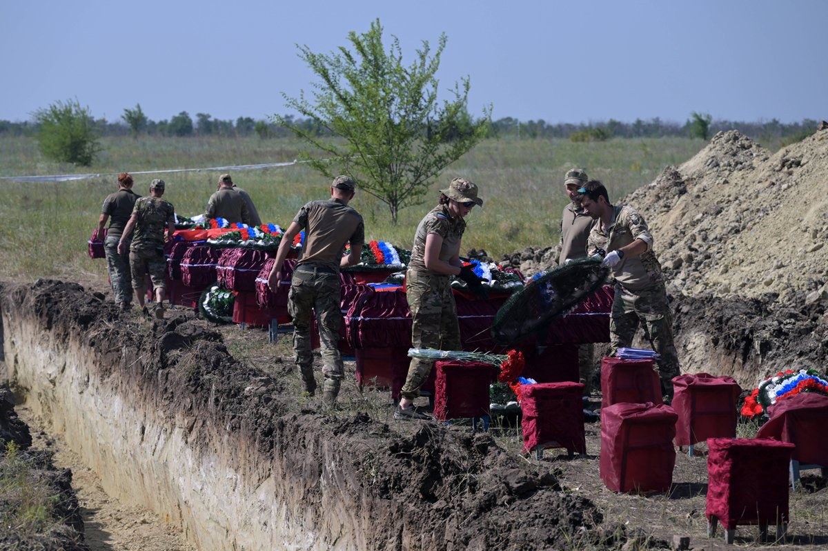 Захоронение останков российских военнослужащих, погибших во время войны в Украине, Луганская область, Украина, 6 июля 2024 года. Фото: Евгений Биятов / Спутник / Imago Images / SNA / Scanpix / LETA