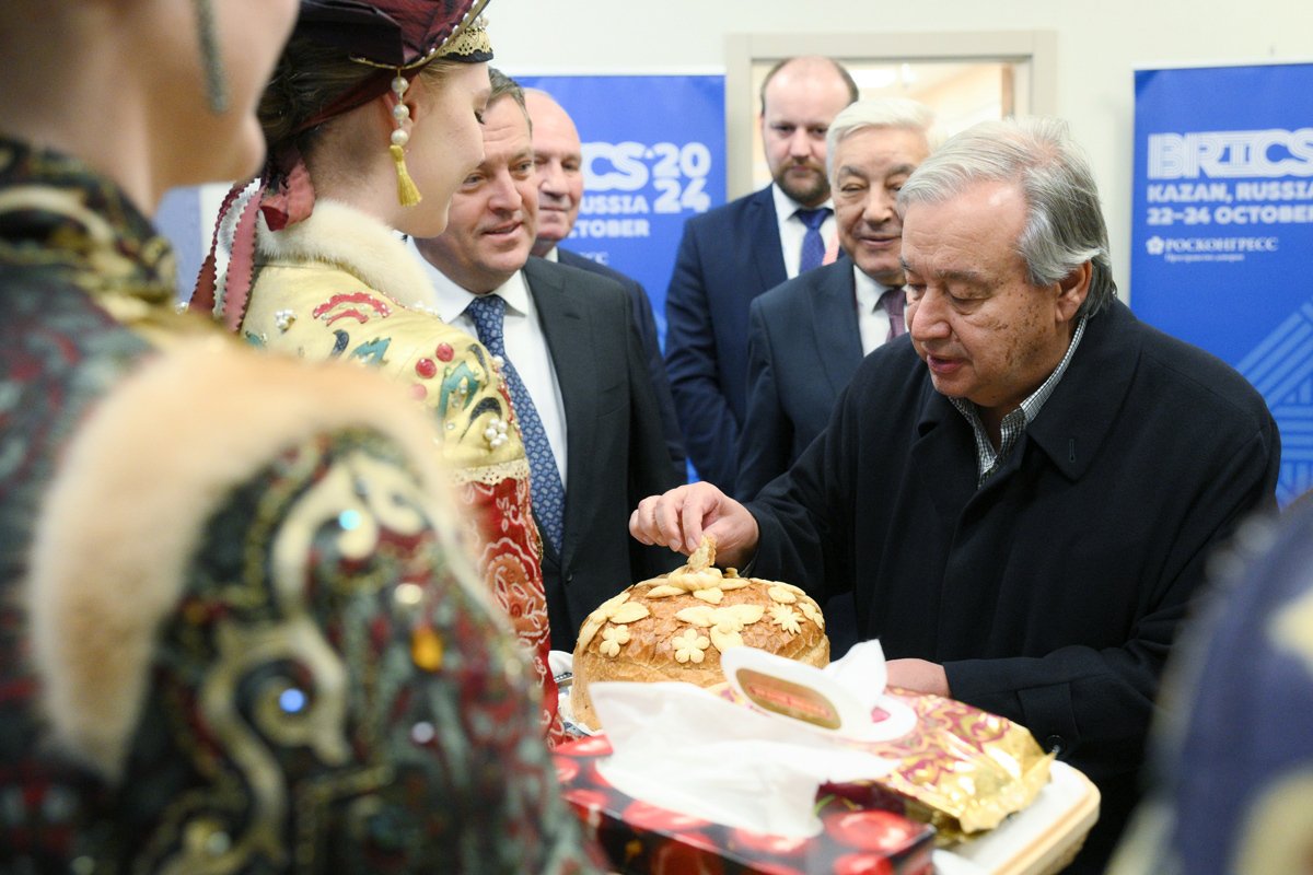 Генеральный секретарь ООН Антониу Гутерриш во время церемонии встречи в аэропорту Казани, 23 октября 2024 года. Фото: Алексей Филиппов /  brics-russia2024.ru