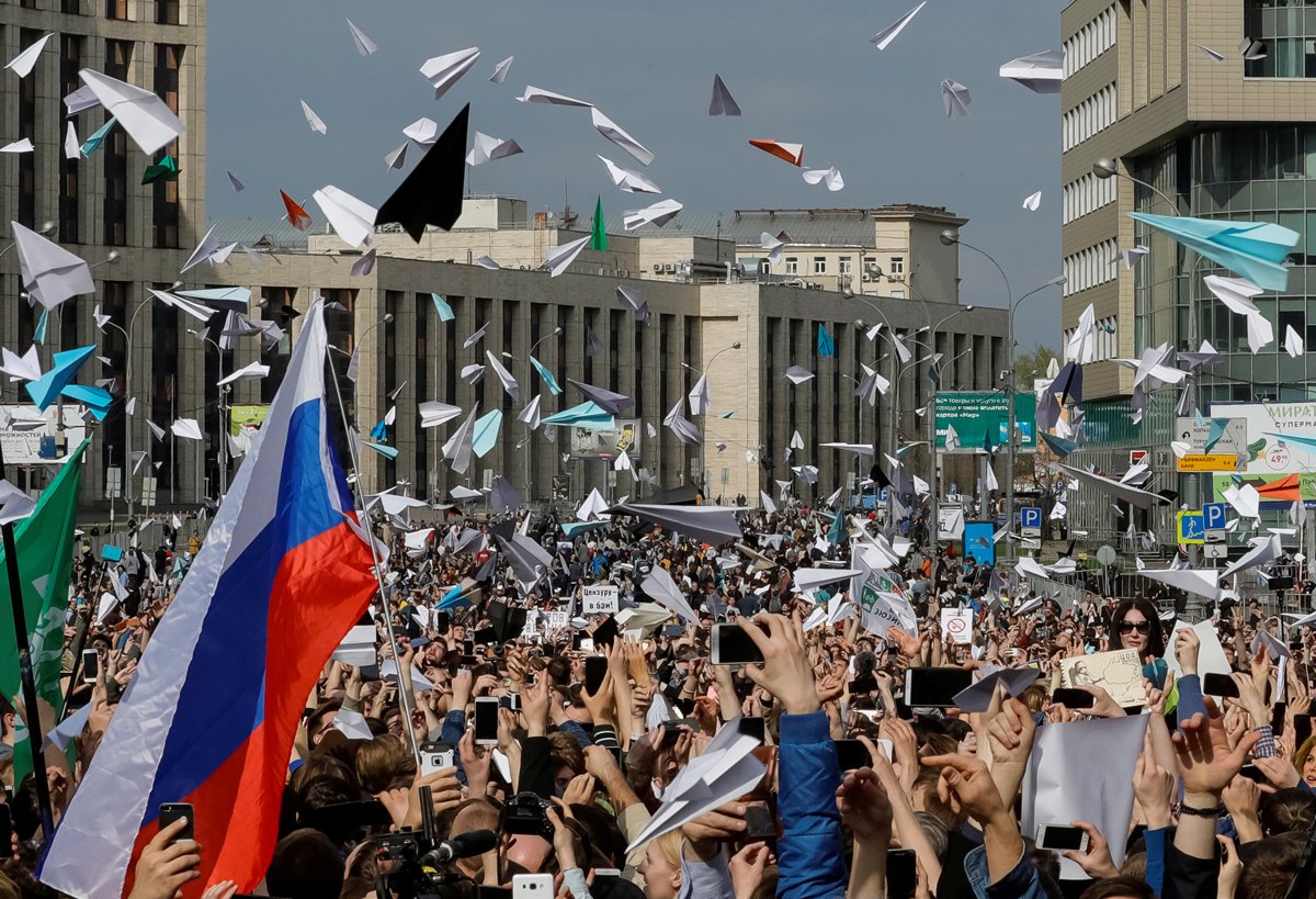 Протестующие запускают бумажные самолётики на митинге против решения суда о блокировке Telegram в Москве, 30 апреля 2018 года. Фото: Татьяна Макеева / Reuters / Scanpix / LETA