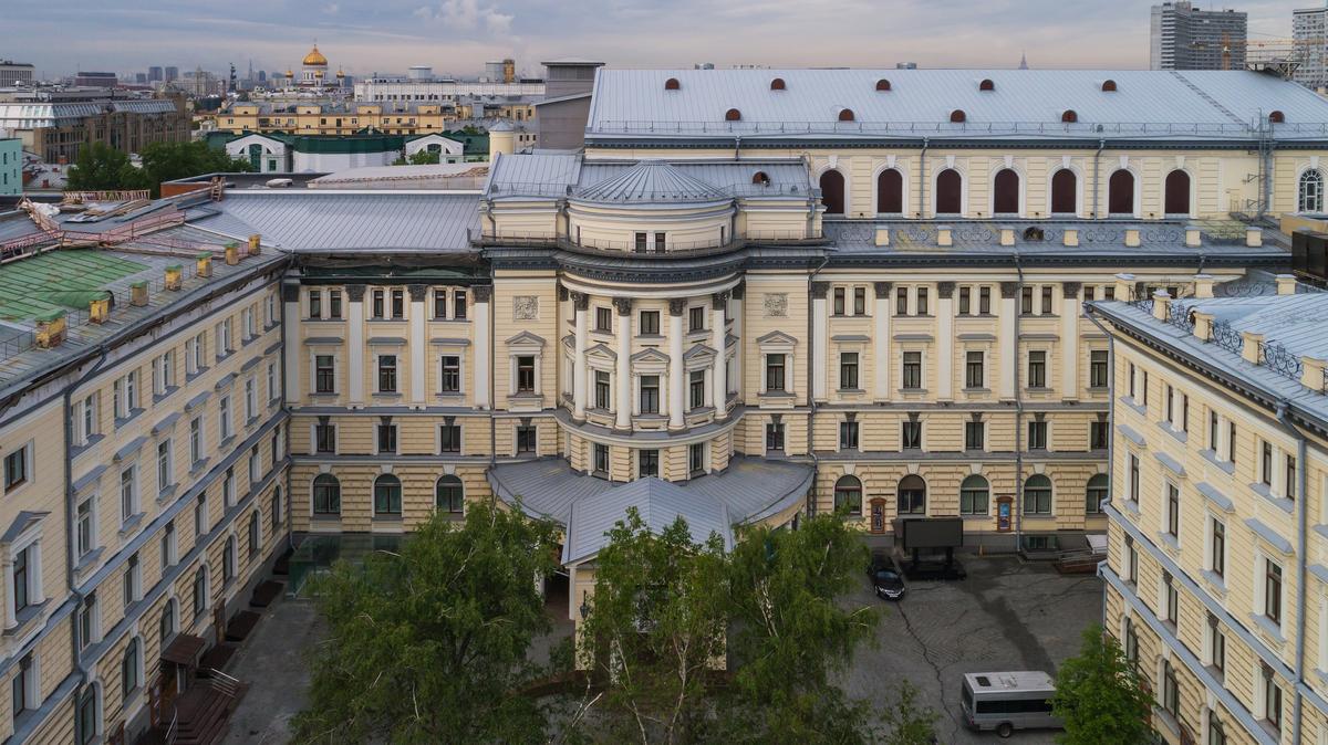 Силовики устроили рейд в студенческом общежитии в Москве. Троим мужчинам вручили повестки в военкомат