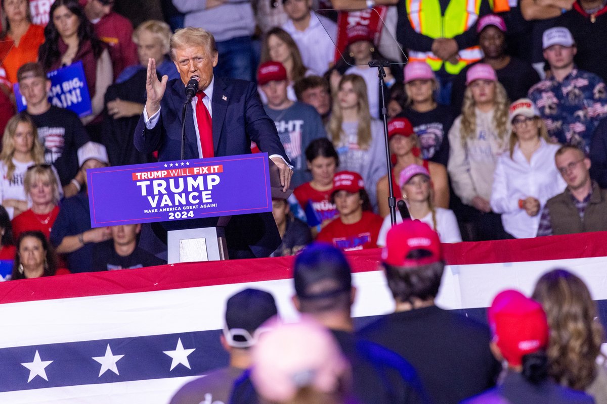 Дональд Трамп выступает с речью во время предвыборного митинга в Салеме, Вирджиния, 2 ноября 2024 года. Фото: Shawn Thew / EPA-EFE