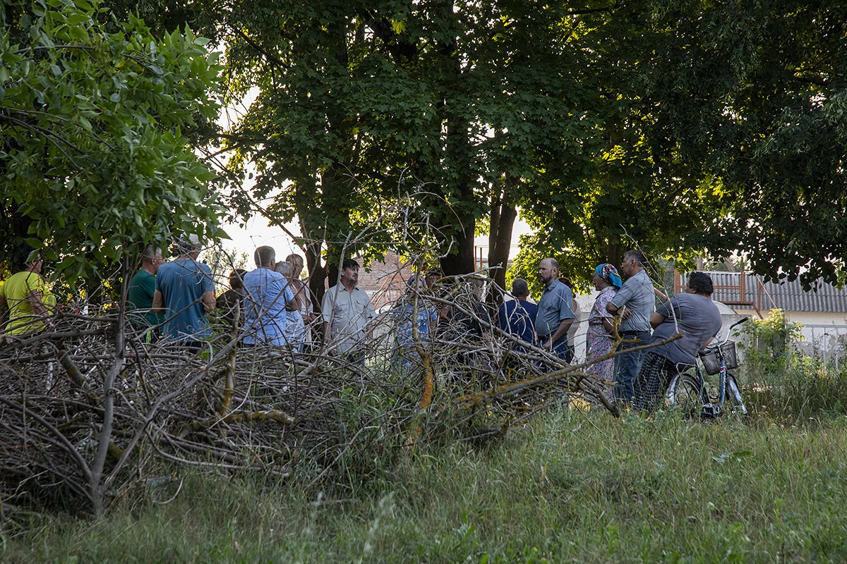 Окраина села Безымено, народный сход в лесу. Фото: Анатолий Ольшанский