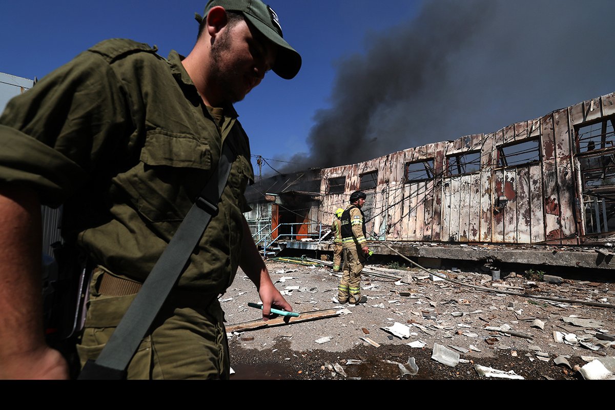 Пожарные потушили пожар после того, как снаряды, выпущенные из Ливана, попали в аварийный склад в муниципалитете Кирьят-Шмона на севере Израиля, 24 сентября 2024. Фото: Atef Safadi / EPA-EFE