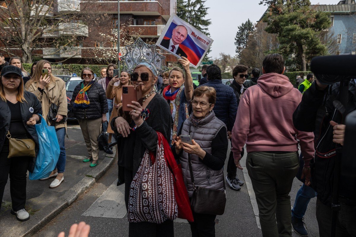 Поддерживающие Путина у посольства России в Милане, 17 марта 2024 года. Фото: Emanuele Cremaschi / Getty Images