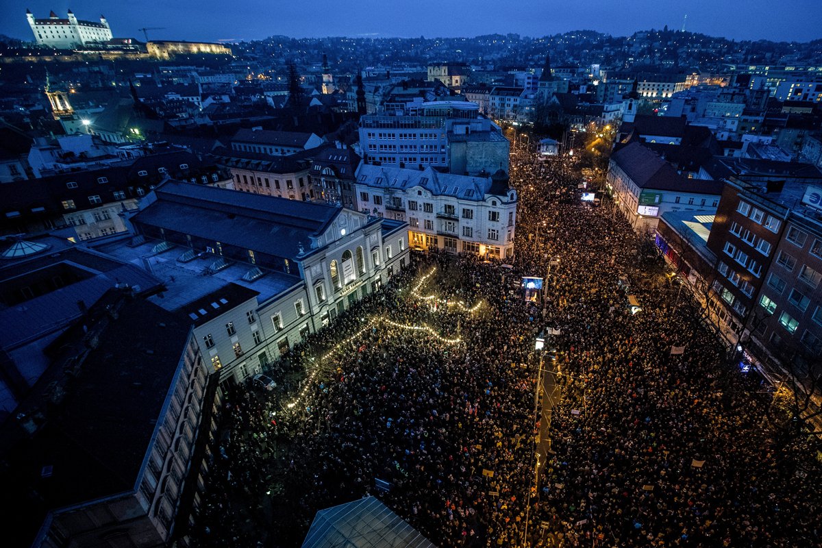 Антиправительственный митинг в центре Братиславы после убийства Яна Куцьяка, 16 марта 2018 года. Фото: Jakub Gavlak / EPA-EFE