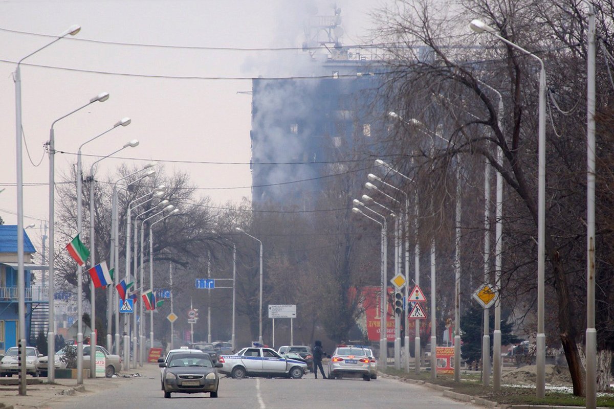 Дым поднимается на месте предполагаемого теракта в центре Грозного, Чечня, Россия, 04 декабря 2014 года. В Чечне боевики застрелили трех сотрудников ГИБДД, после чего силы безопасности уничтожили семерых нападавших, сообщается в новостях. По словам главы Чечни Рамана Кадырова, боевики открыли огонь по блокпосту ночью в столице республики Грозном, а затем скрылись в близлежащем издательстве, где их осадили прибывшие на место силы безопасности. EPA/КАЗБЕК ВАХАЕВ