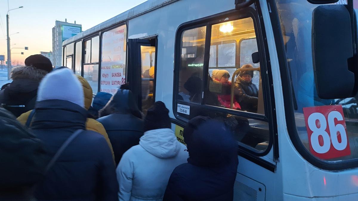 Очередь на автобус в Челябинской области. Фото: соцсети