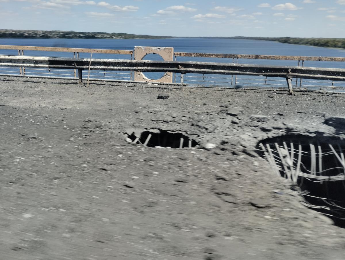 Дыры в Антоновском мосту. Фото: Елена Бондарь