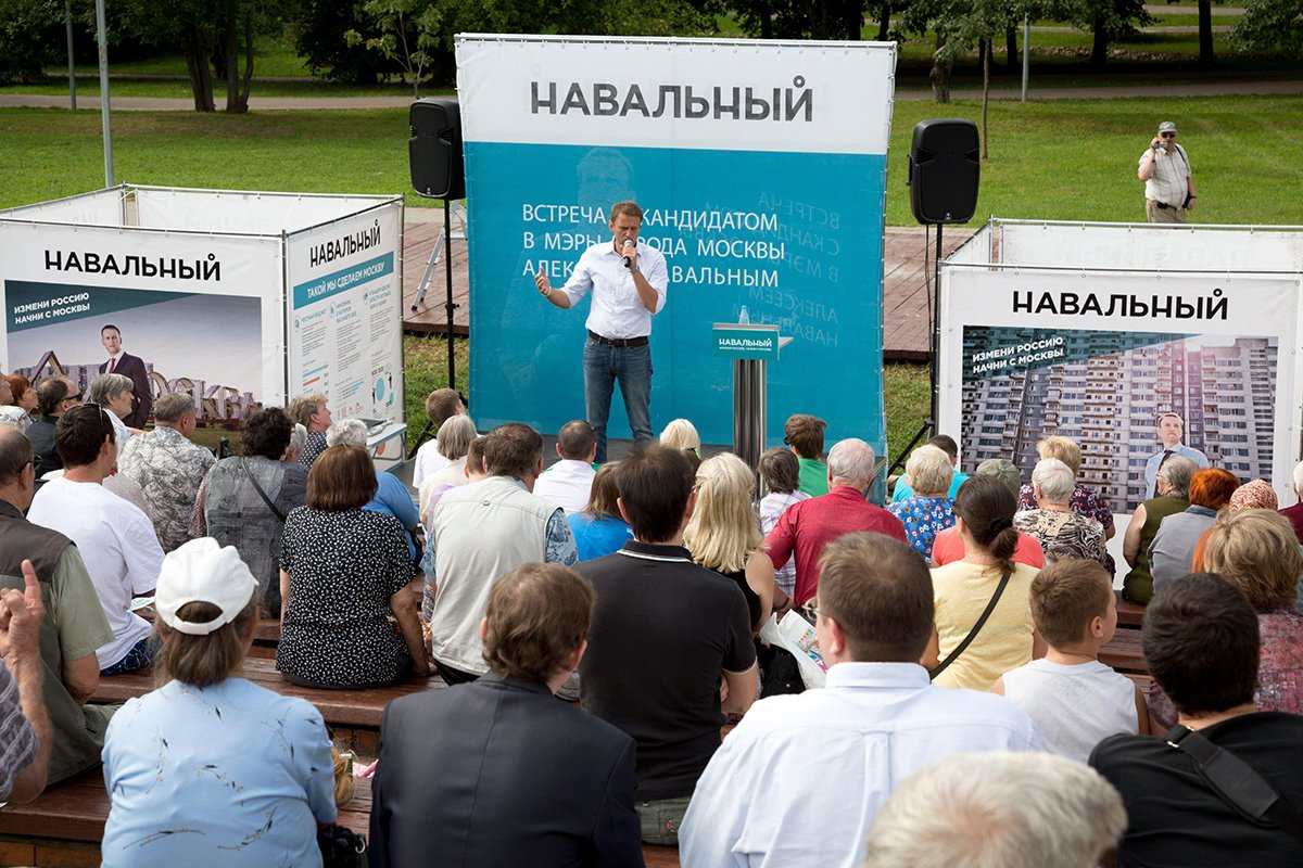 Москвичи слушают выступление кандидата в мэры Москвы Алексея Навального во время предвыборной агитации, 23 августа 2013 года.. Фото: Николай Винокуров / Alamy / Vida Press