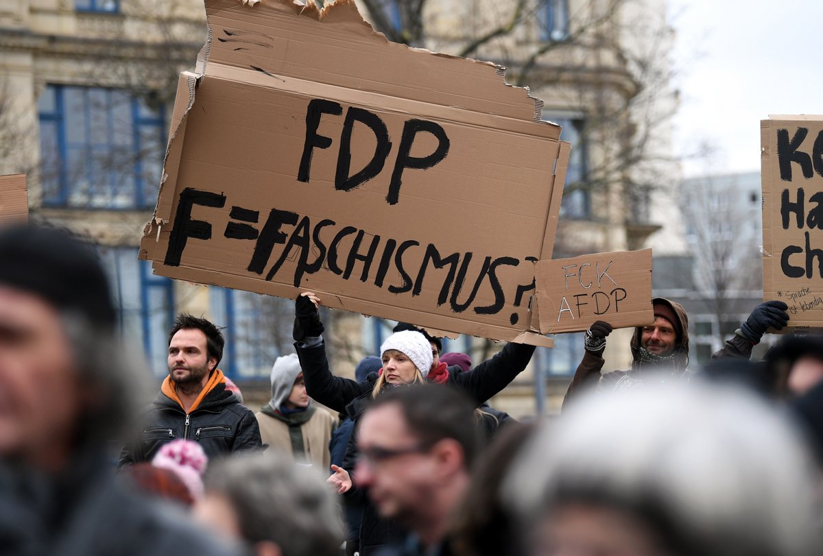 Акция протеста против «Свободной демократической партии» (FDP) после внезапного избрания Томаса Кеммериха перед зданием Государственной канцелярии в Эрфурте, Германия, 6 февраля 2020 года. Фото: Filip Singer / EPA-EFE