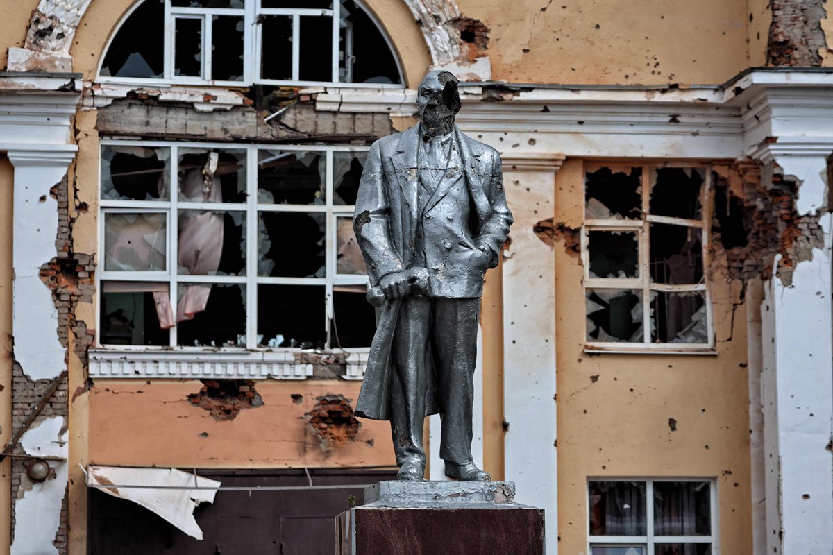 Памятник Ленину в центре Суджи после начала оккупации украинскими военными города, 16 августа 2024 года. Фото: Ян Доброносов / AFP / Scanpix / LETA