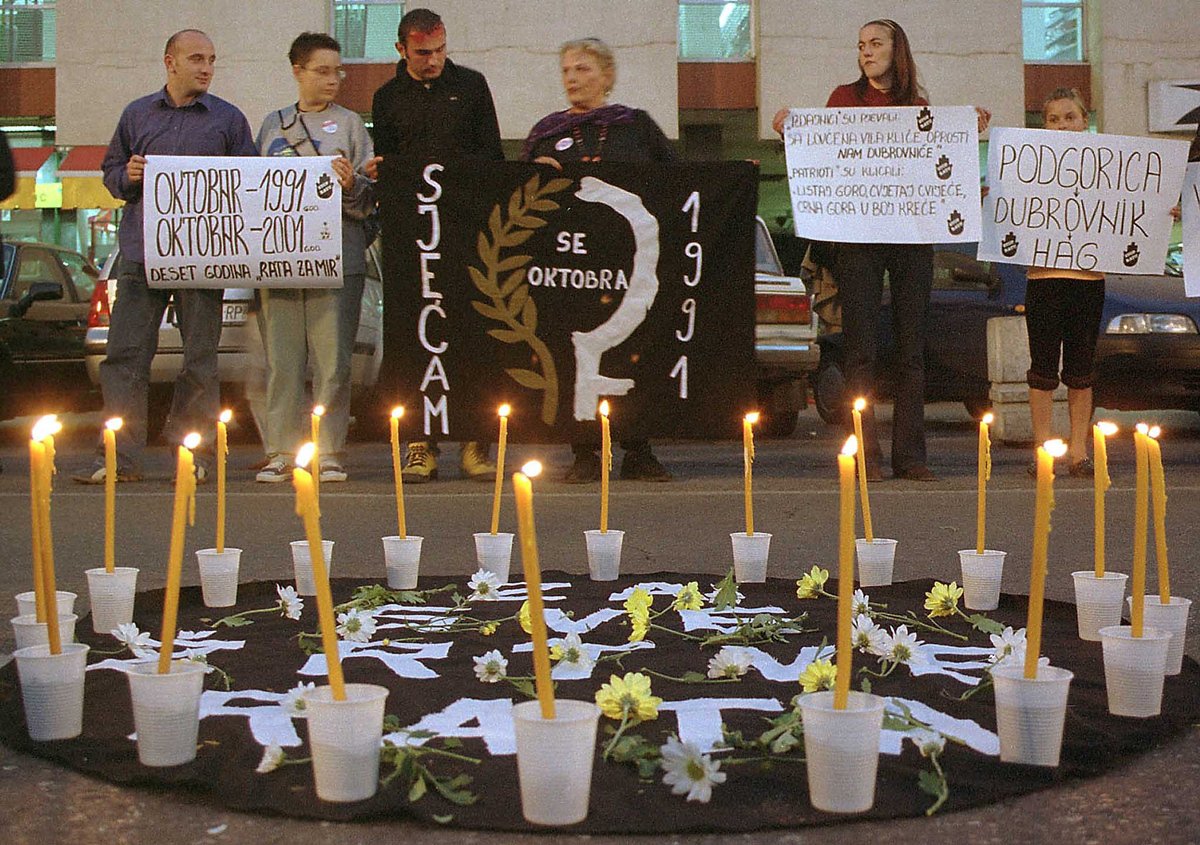 Акция, посвященная 10-й годовщине обстрела хорватского города Дубровник. 18 октября 2001 года. Фото: Stevo Vasiljevic / Reuters / Scanpix / LETA