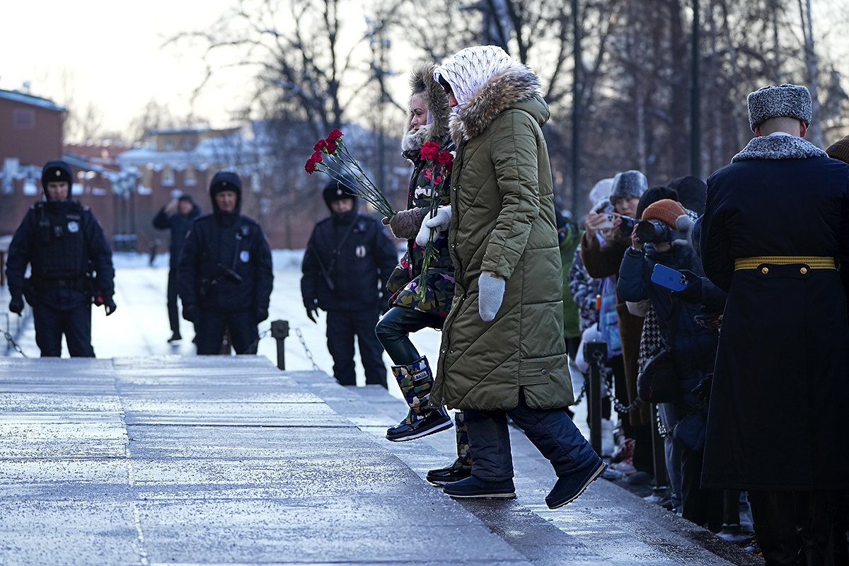 Жены российских солдат несут цветы к могиле Неизвестного солдата у Кремлевской стены в Москве, Россия, 13 января 2024 года. Фото: AP / Scanpix / LETA