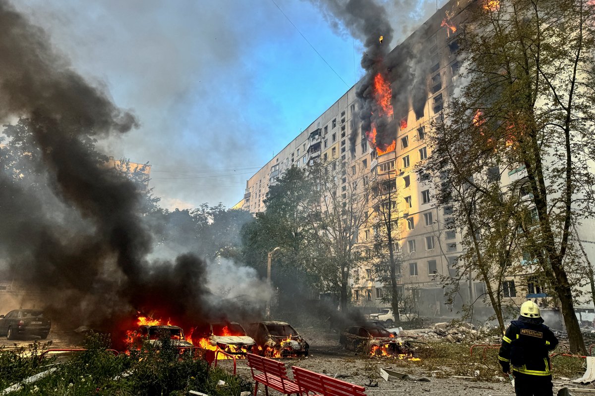 Общий вид на жилой дом, пострадавший от российского авиаудара в Харькове, 30 августа. Фото: Vitalii Hnidyi / Reuters / Scanpix / LETA