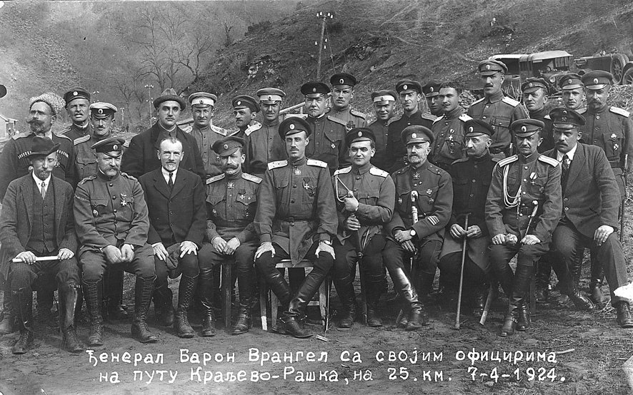 Генерал Врангель в Богутовац, 7 апреля 1924 года. В первом ряду генералы И.И. Чекотовский, В.В. Крейтер, В.Е. Вязьмитинов, Е.И. Мартынов, В.П. Шмит. Фото: foto-history / LiveJournal (PD)