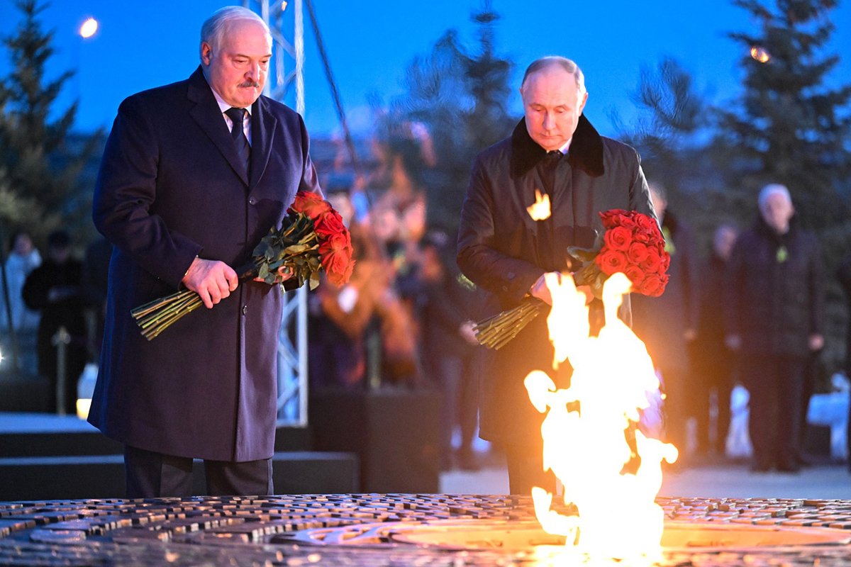 Владимир Путин с Александром Лукашенко в ходе церемонии открытия мемориала мирным жителям СССР — жертвам нацистского геноцида в годы Великой Отечественной войны. Фото: Дмитрий Азаров / «Коммерсантъ» / Kremlin