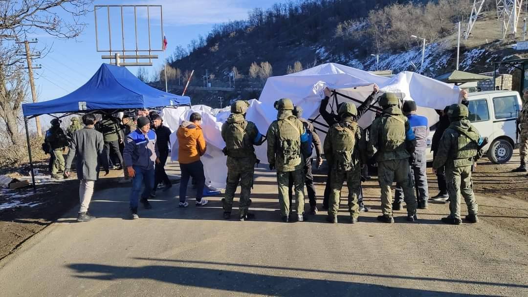 Азербайджанские экологи, устанавливают палатки на дороге, соединяющую Армению и Карабах. Лачинский коридор, декабрь, 2022 г. Фото:  Telegram