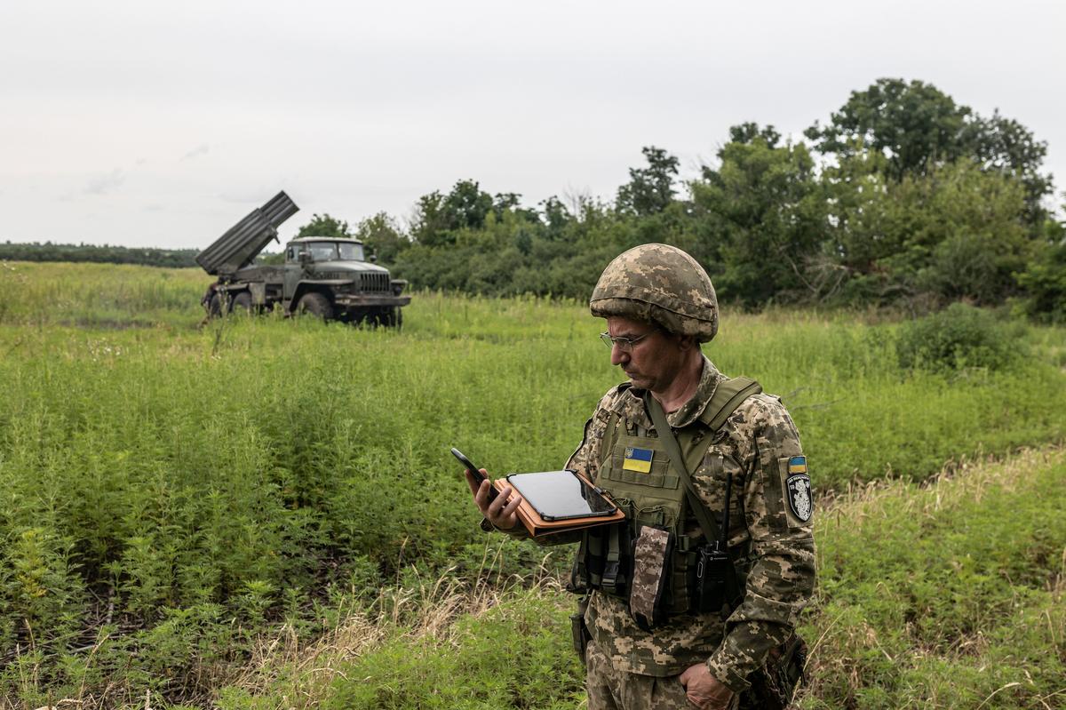 Украинские солдаты на боевой позиции, готовые вести огонь из БМ-21, в направлении Донецка, Украина, 20 июля 2023 года. Фото: Diego Herrera Carcedo/Anadolu Agency via Getty Images