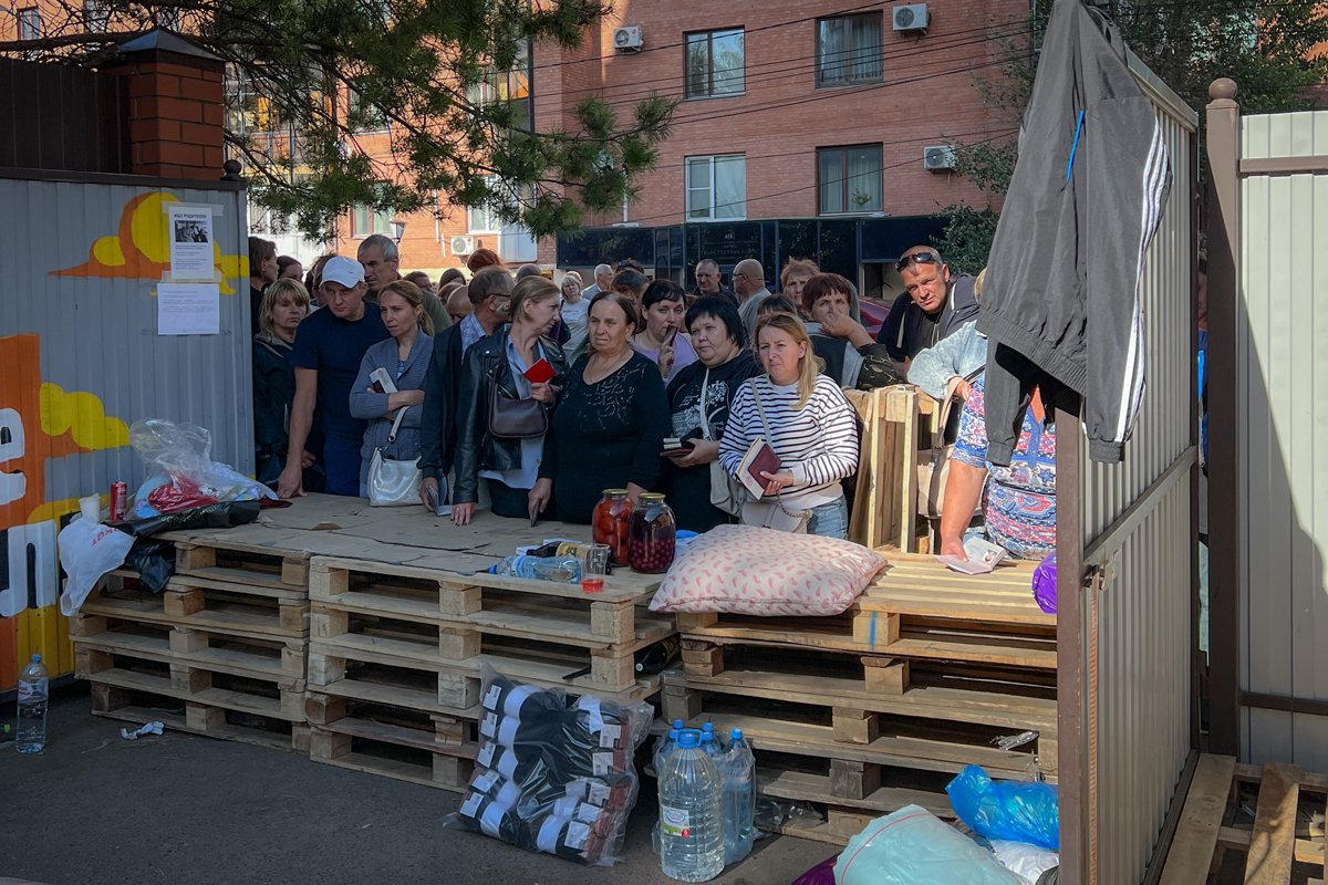 Люди стоят в очереди в пункте выдачи гуманитарной помощи в Курске. Фото: Ангелина Иванова