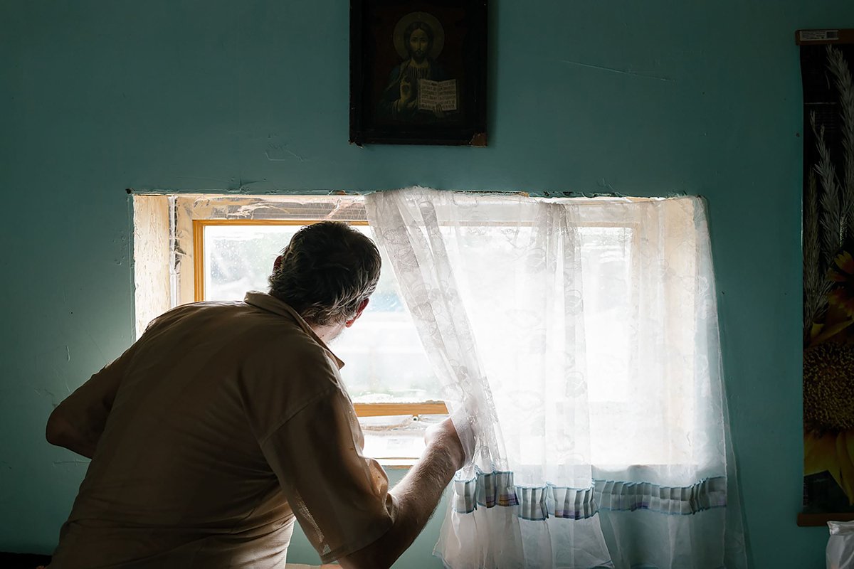 Подпись: Эдуард в своем доме. Фото: Ксения Булавинцева