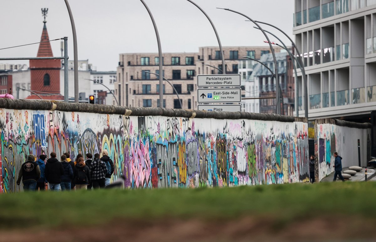 East Side Gallery — бывшая внутренняя стена вдоль Мюленштрассе. Сегодня это самый длинный сохранившийся участок Берлинской стены, Германия, 7 ноября 2024 года. Фото: Hannibal Hanschke / EPA-EFE