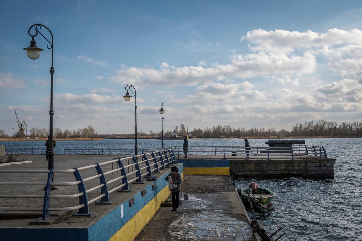 Пирс на реке Днепр в Херсоне накануне войны. Фото: Christopher Occhicone/ Getty Images