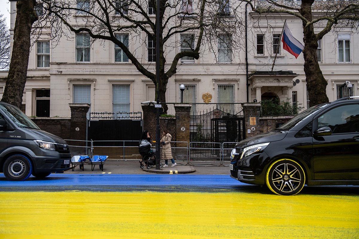 Вид на российское посольство в Лондоне, 23 февраля 2023 года. Фото: Led By Donkeys / Getty Images