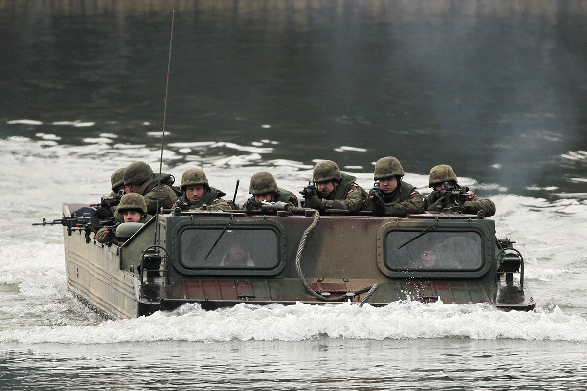 Солдаты НАТО во время учений TUMAK-20 на полигоне на севере Польши, 25 ноября 2020 года. Фото: Tomasz Waszczuk / EPA-EFE