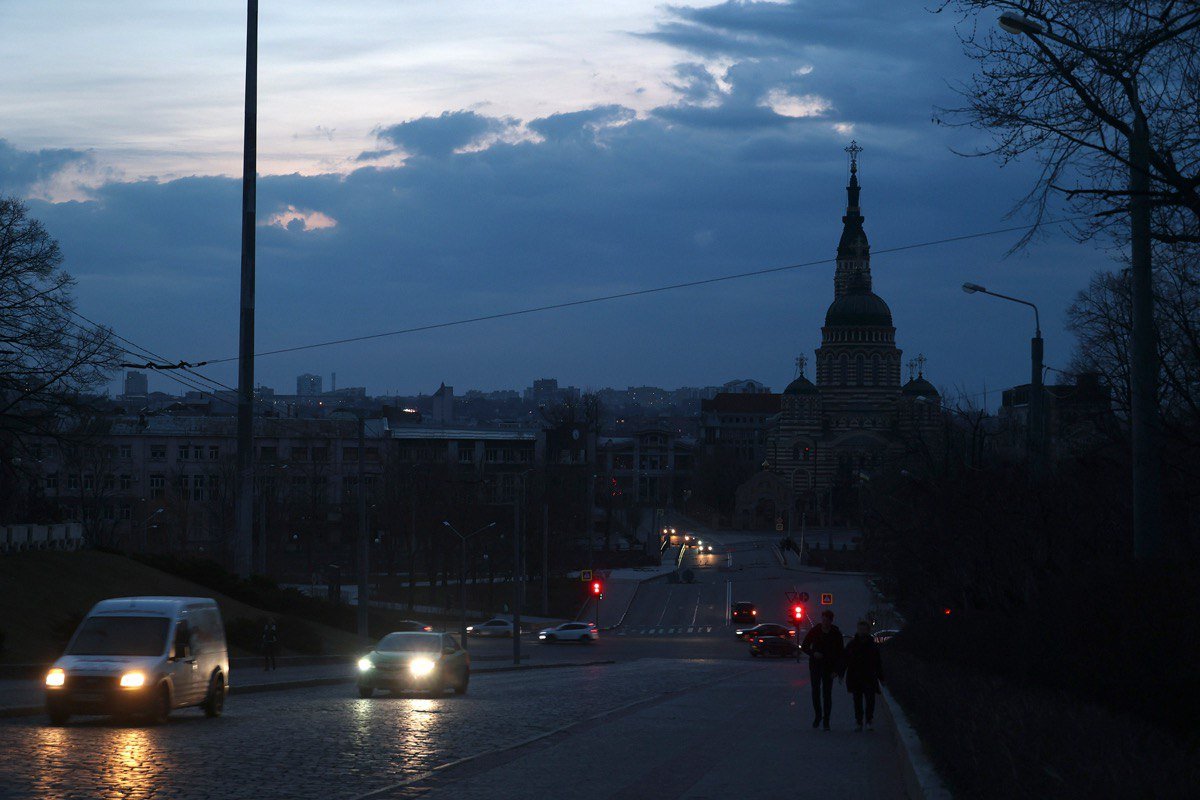 Автомобили движутся по темной улице в центре Харькова, когда в городе отключено электричество после атаки российских ракет и беспилотников на энергосистему города, 24 марта 2024 года. Фото: Вячеслав Мадиевский / Укринформ / Sipa USA / Vida Press