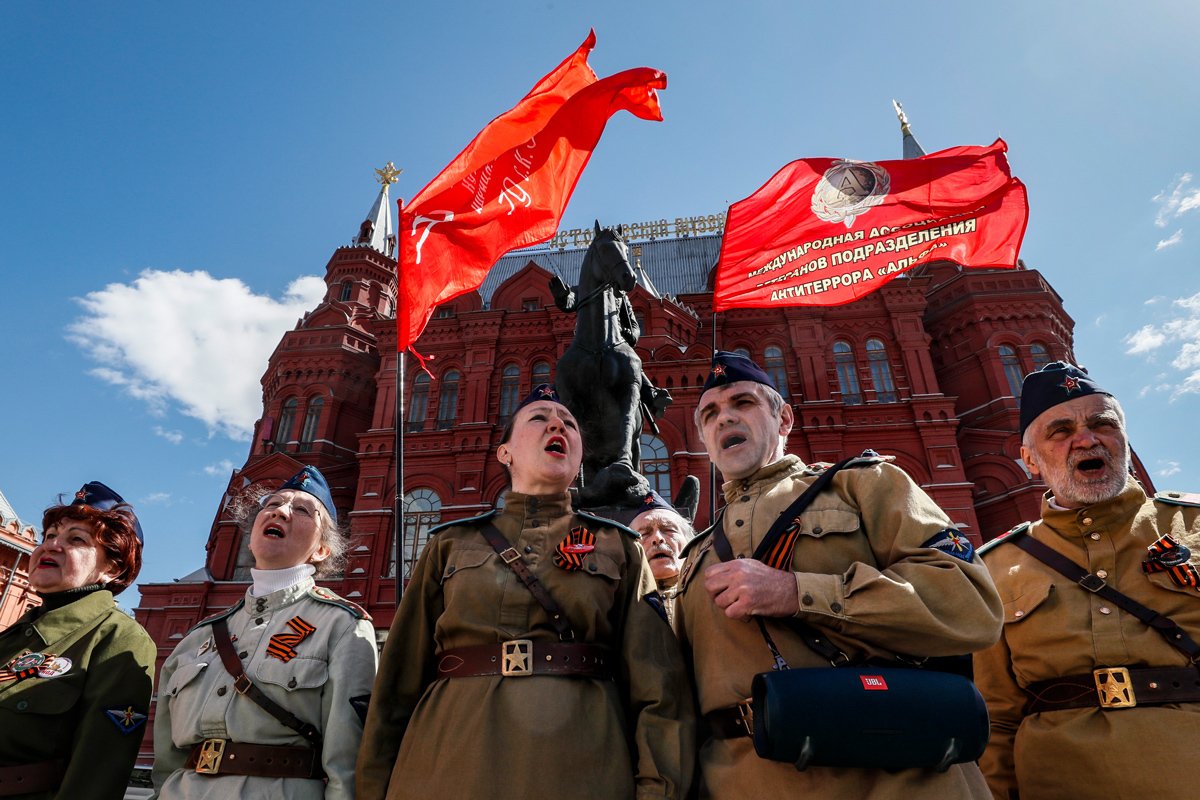 Артисты в военной форме поют перед памятником маршалу Советской Красной Армии Георгию Жукову на Красной площади, Москва, 5 мая 2022 года. Фото: Юрий Кочетков / EPA-EFE