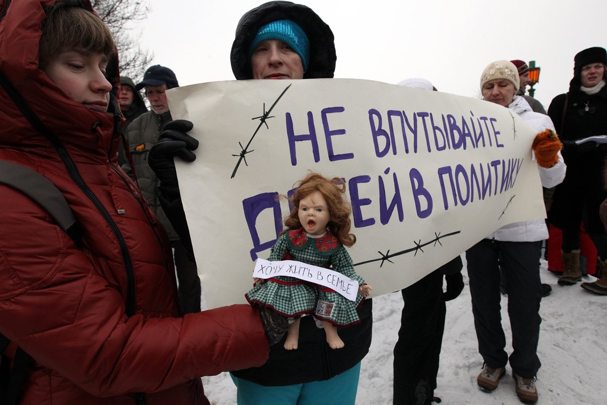 Акция протеста против закона, принятого в конце декабря 2012 года и запрещающего гражданам США усыновлять российских детей, Санкт-Петербург, 13 января 2013 года. Фото: Анатолий Мальцев / EPA