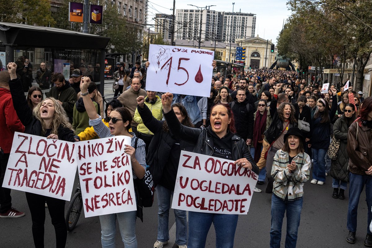 Акция протеста после разрушения вокзала в Нови Сад в столице Сербии Белграде, 3 ноября 2024 года. Фото: Marko Djurica / Reuters / Scanpix / LETA