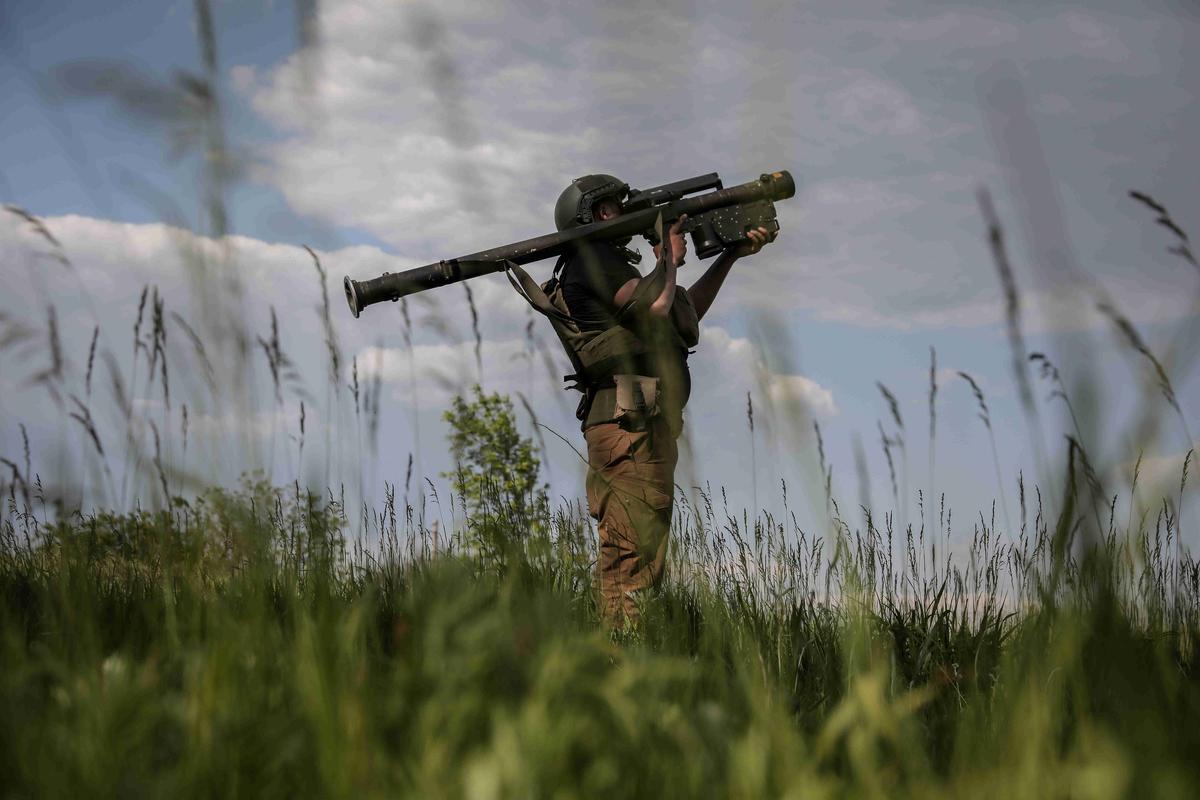 Украинский военнослужащий наводит ракетную установку «Стингер». Фото: EPA-EFE / OLEG PETRASYUK