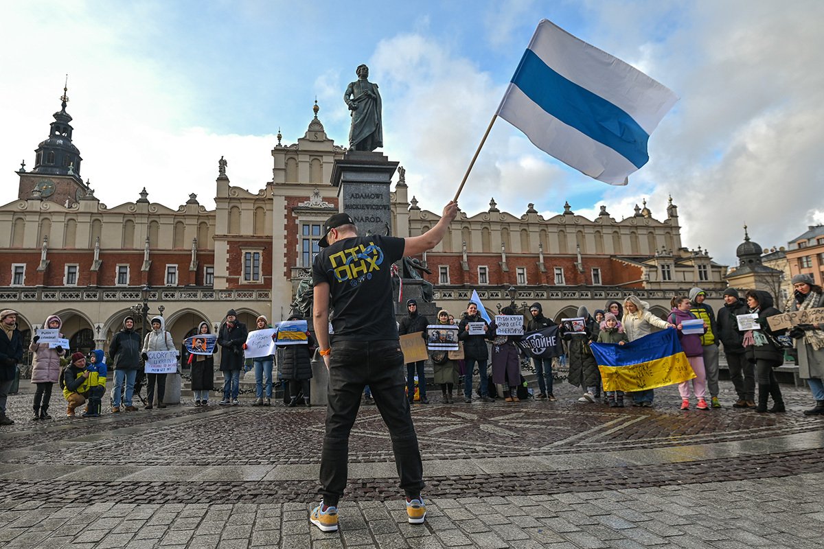 Митинг представителей русской диаспоры в Кракове у памятника Адаму Мицкевичу, 25 февраля 2023 года. Фото: Artur Widak / NurPhoto / Getty Images