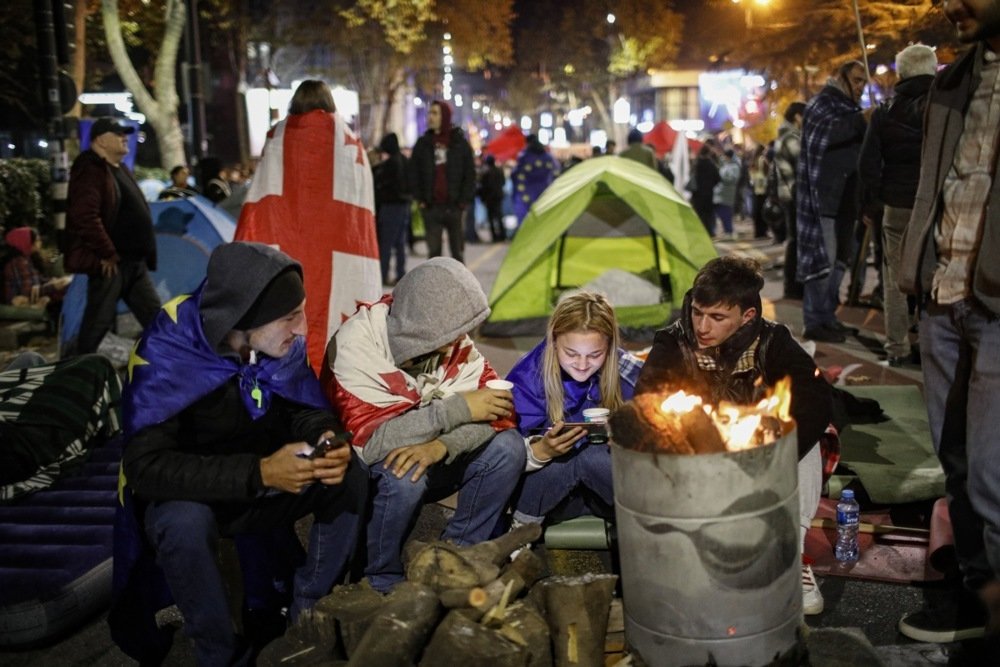 Палаточный городок и участники протестов. Фото: David Mdzinarishvili / EPA-EFE