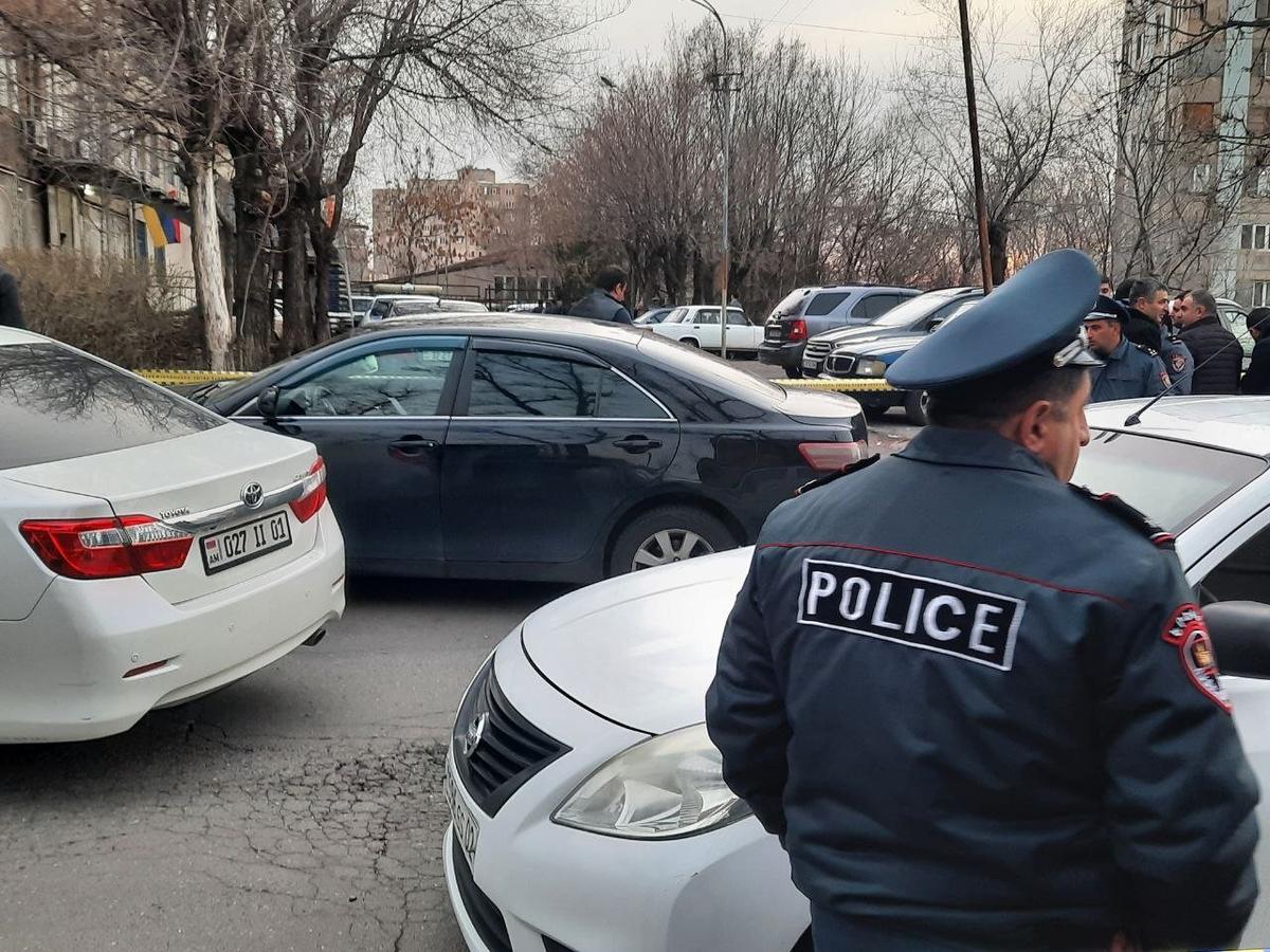 Стоянка возле полицейского участка. Фото «Новая газета Европа»