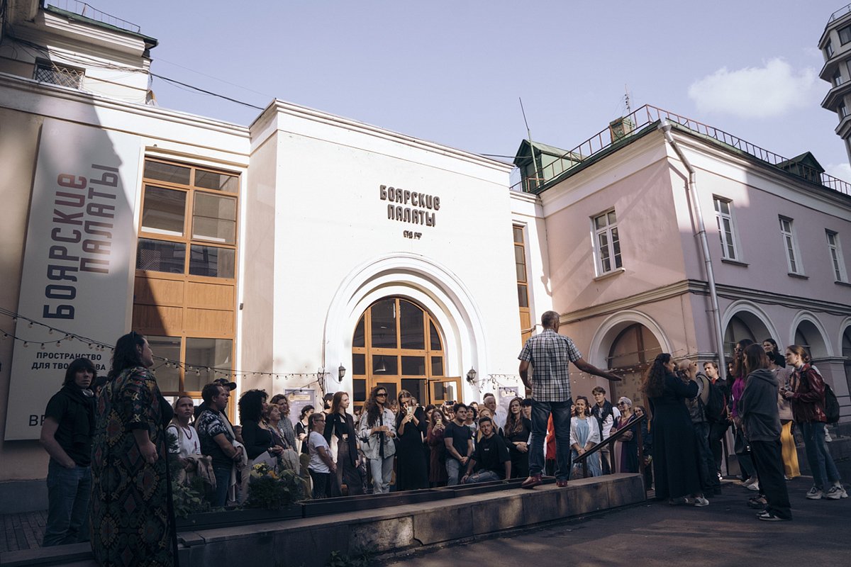 У здания «Боярских палат» в Москве. Фото: stdrf.ru