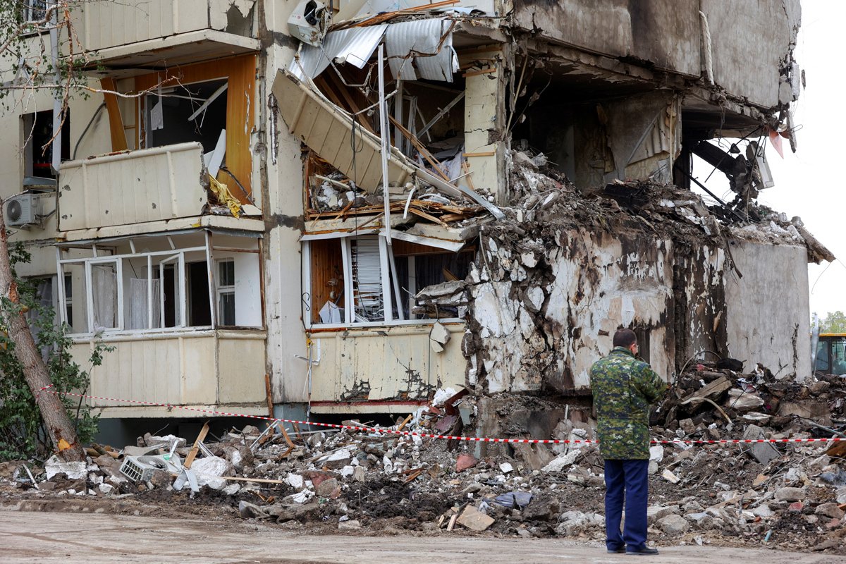 Вид на поврежденный многоэтажный жилой дом в Белгороде, 13 мая 2024 года. Фото: Reuters / Scanpix / LETA