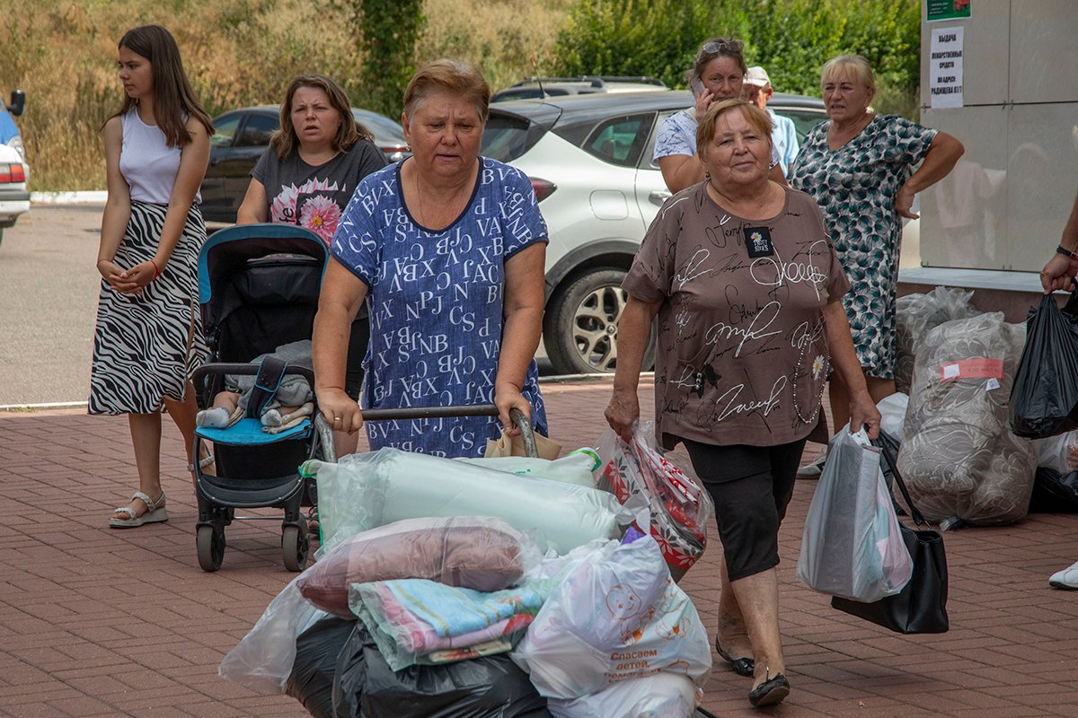 Жители Курской области получают гуманитарную помощь в Курске. Фото: Анатолий Ольшанский