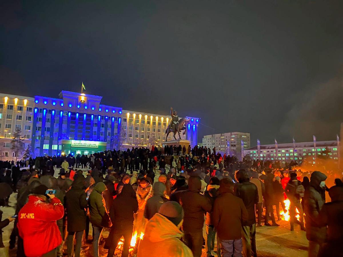 Протестующие на центральной площади Актобе, 4 января 2022. Фото: соцсети