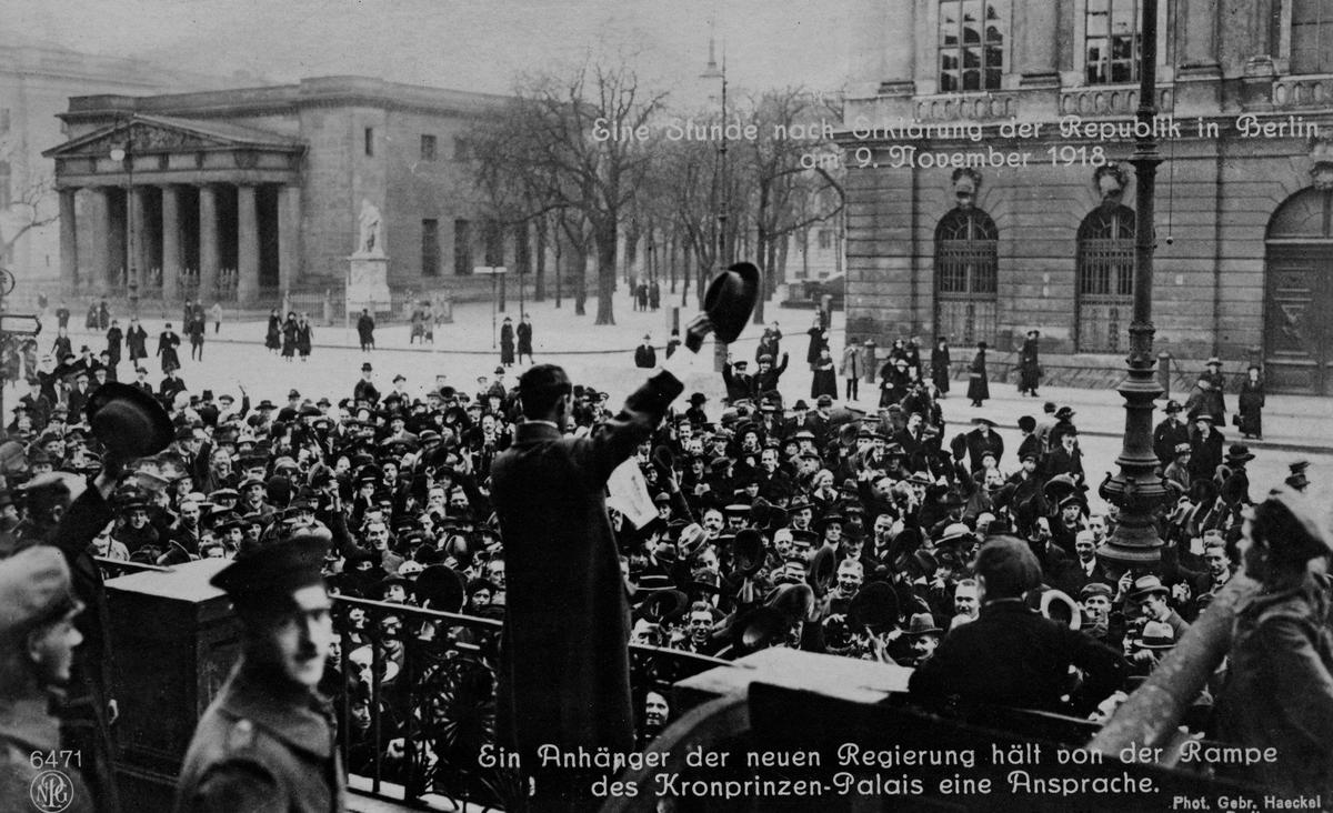 Декларация республики в Берлине. 9 ноября 1918 года Член нового правительства произносит речь с трибуны Кронпринцен-Пале. Фото: Culture Club / Getty Images